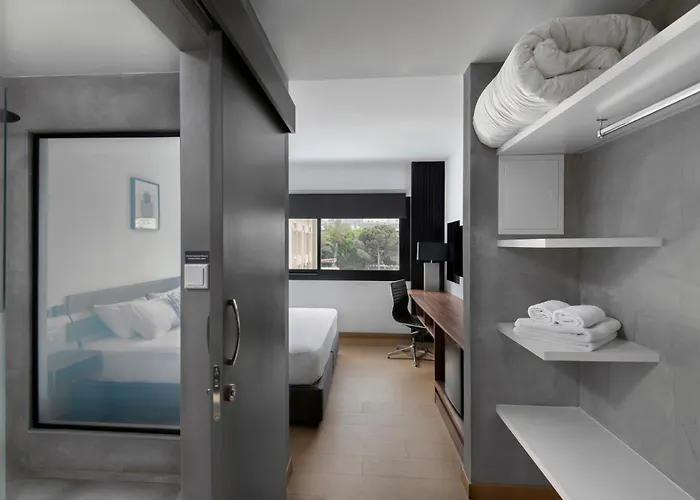 Urban Habitat Suites & Condos Πανσιόν