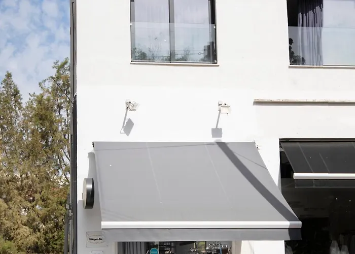 Πανσιόν Urban Habitat Suites & Condos 4*